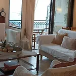 Breathe In - Spacious 3br With View 아파트 Delphi